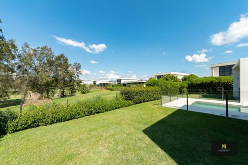 2 The Dress Circle, BENOWA, QLD 4217
