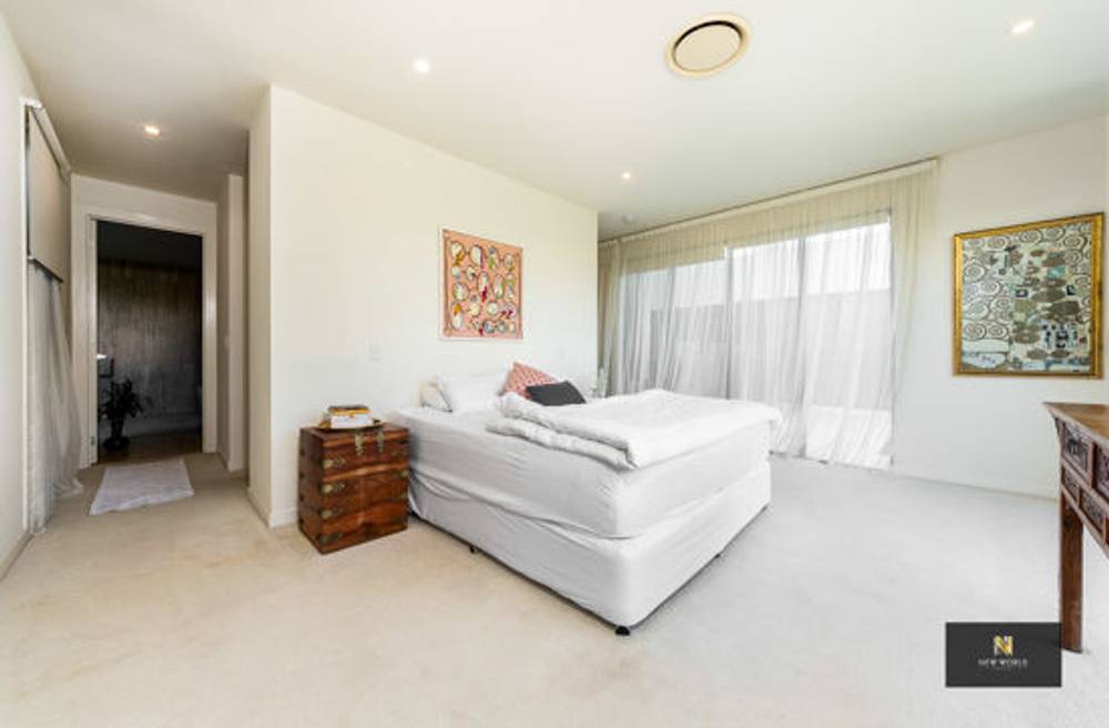 2 The Dress Circle, BENOWA, QLD 4217