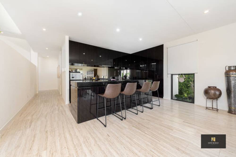 2 The Dress Circle, BENOWA, QLD 4217