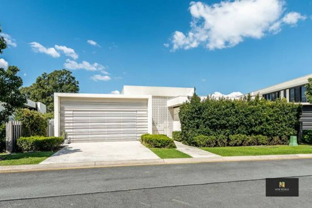 2 The Dress Circle, BENOWA, QLD 4217