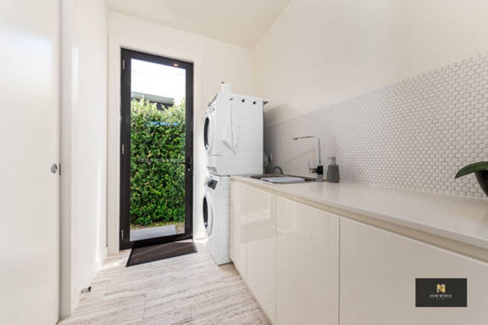 2 The Dress Circle, BENOWA, QLD 4217
