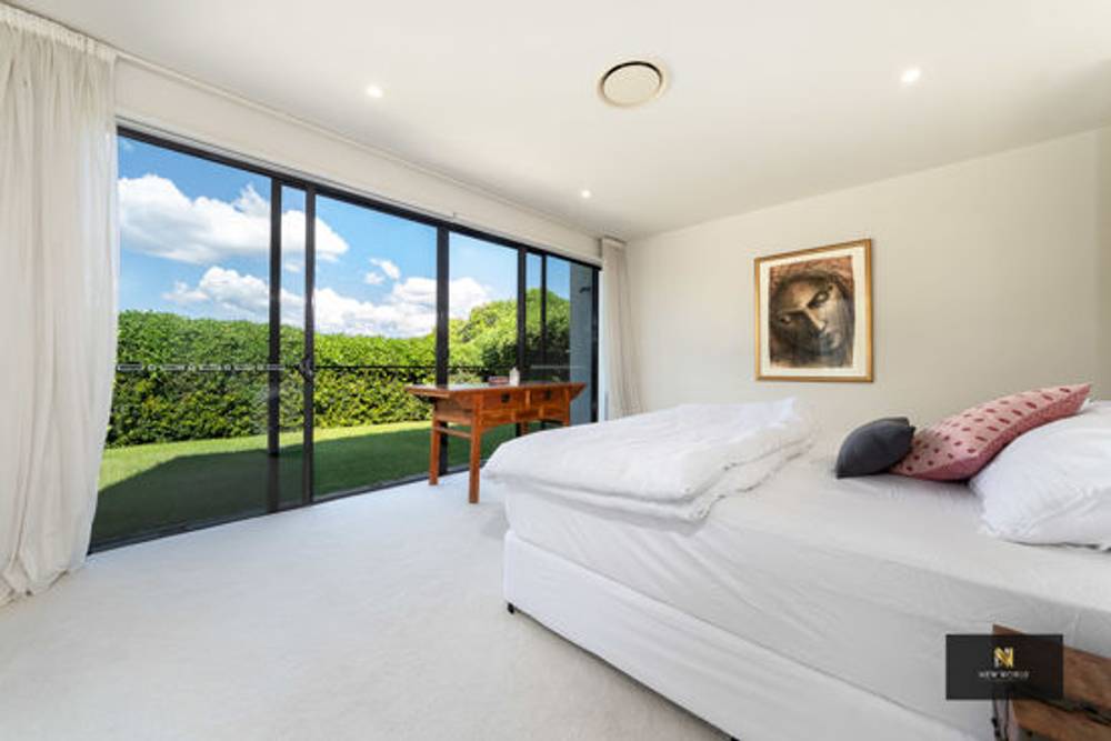 2 The Dress Circle, BENOWA, QLD 4217