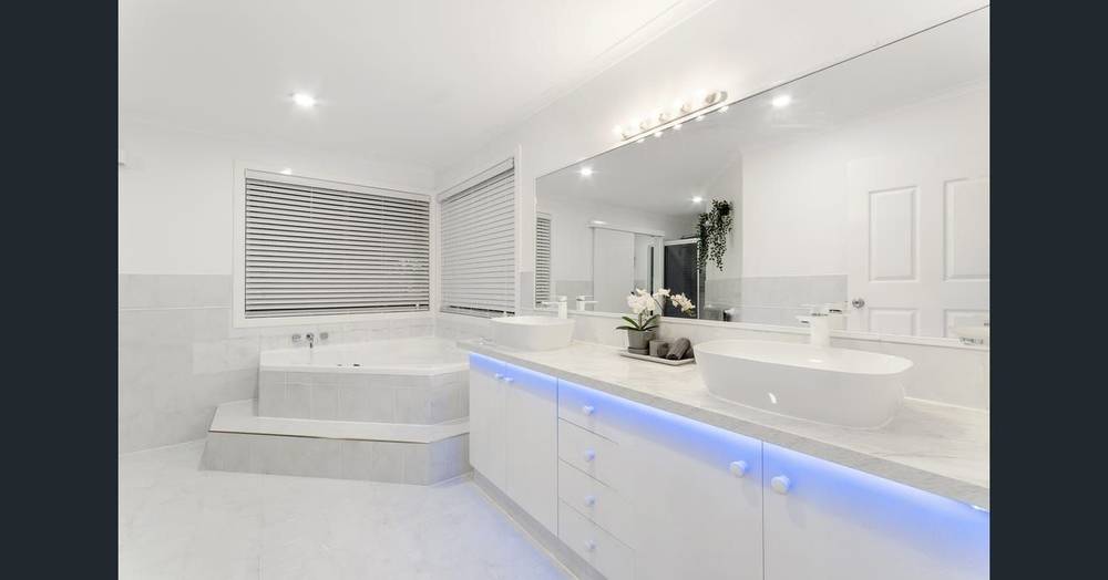 24 UPLANDS DRIVE, PARKWOOD, QLD 4214