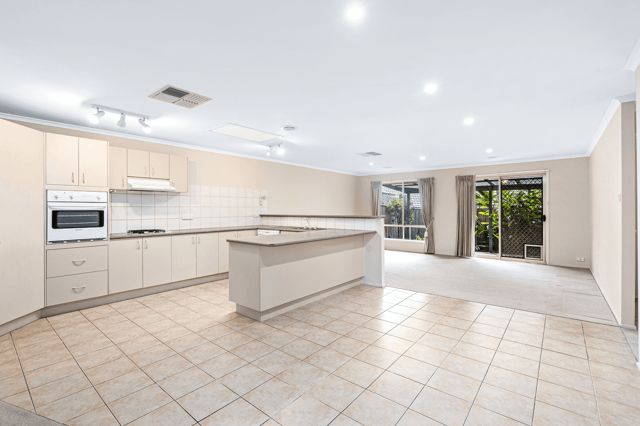 2 Sandon Circuit, FOREST HILL, VIC 3131