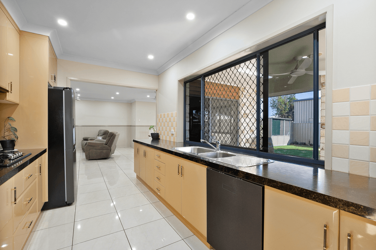 6 Carrington Place, EMERALD, QLD 4720