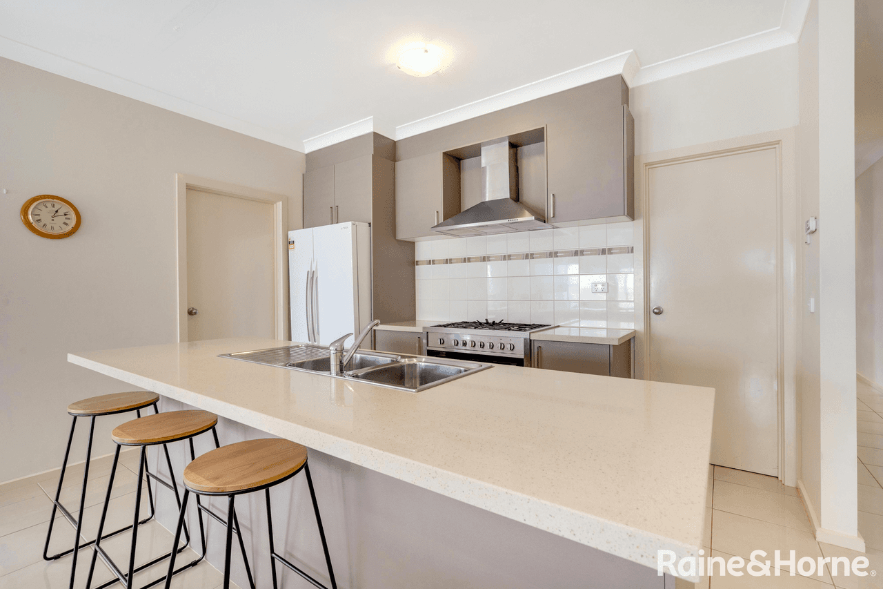 43 Courtney Drive, SUNBURY, VIC 3429