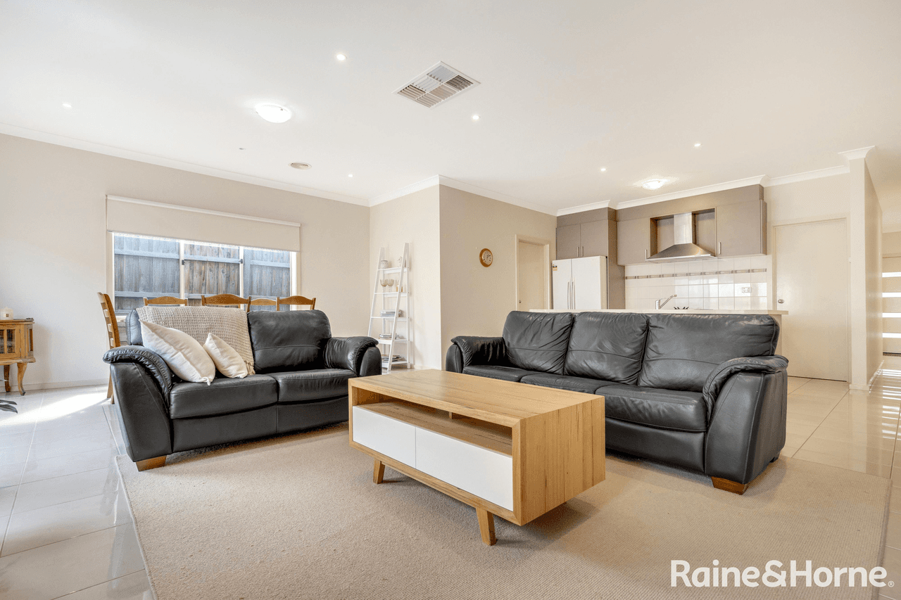 43 Courtney Drive, SUNBURY, VIC 3429