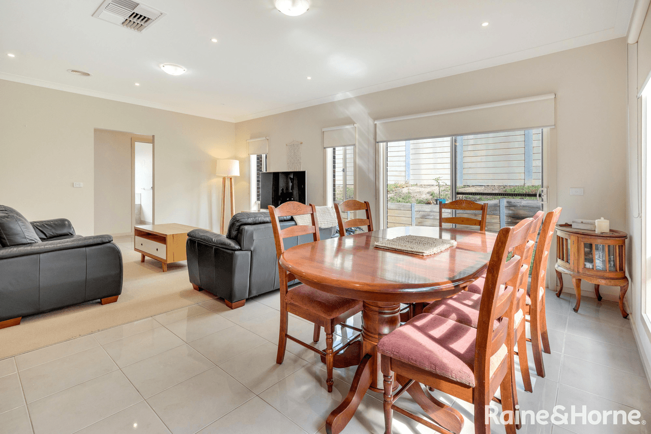 43 Courtney Drive, SUNBURY, VIC 3429