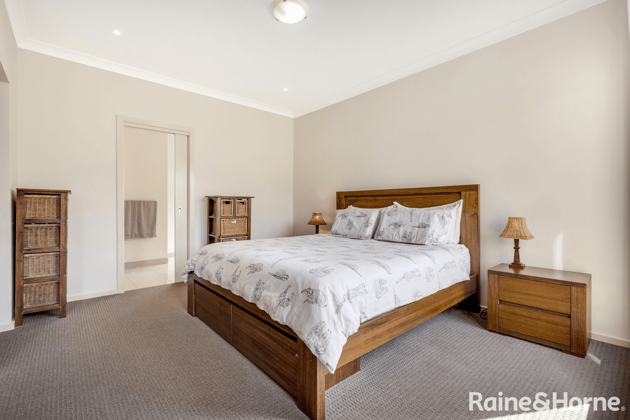 43 Courtney Drive, SUNBURY, VIC 3429