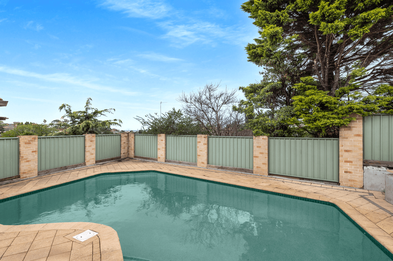 5 Derowie Crescent, LAKE HEIGHTS, NSW 2502