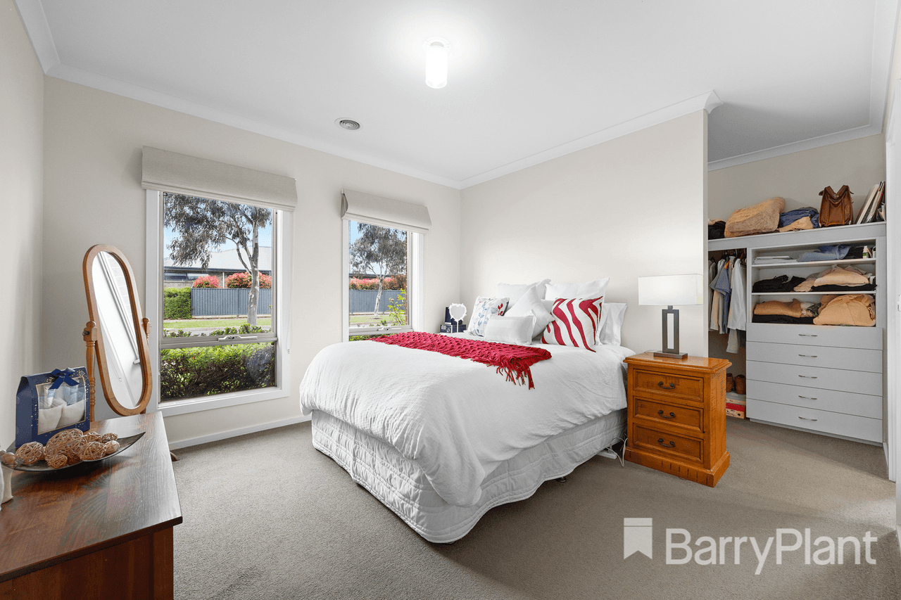 6 Warburton Drive, Lucas, VIC 3350