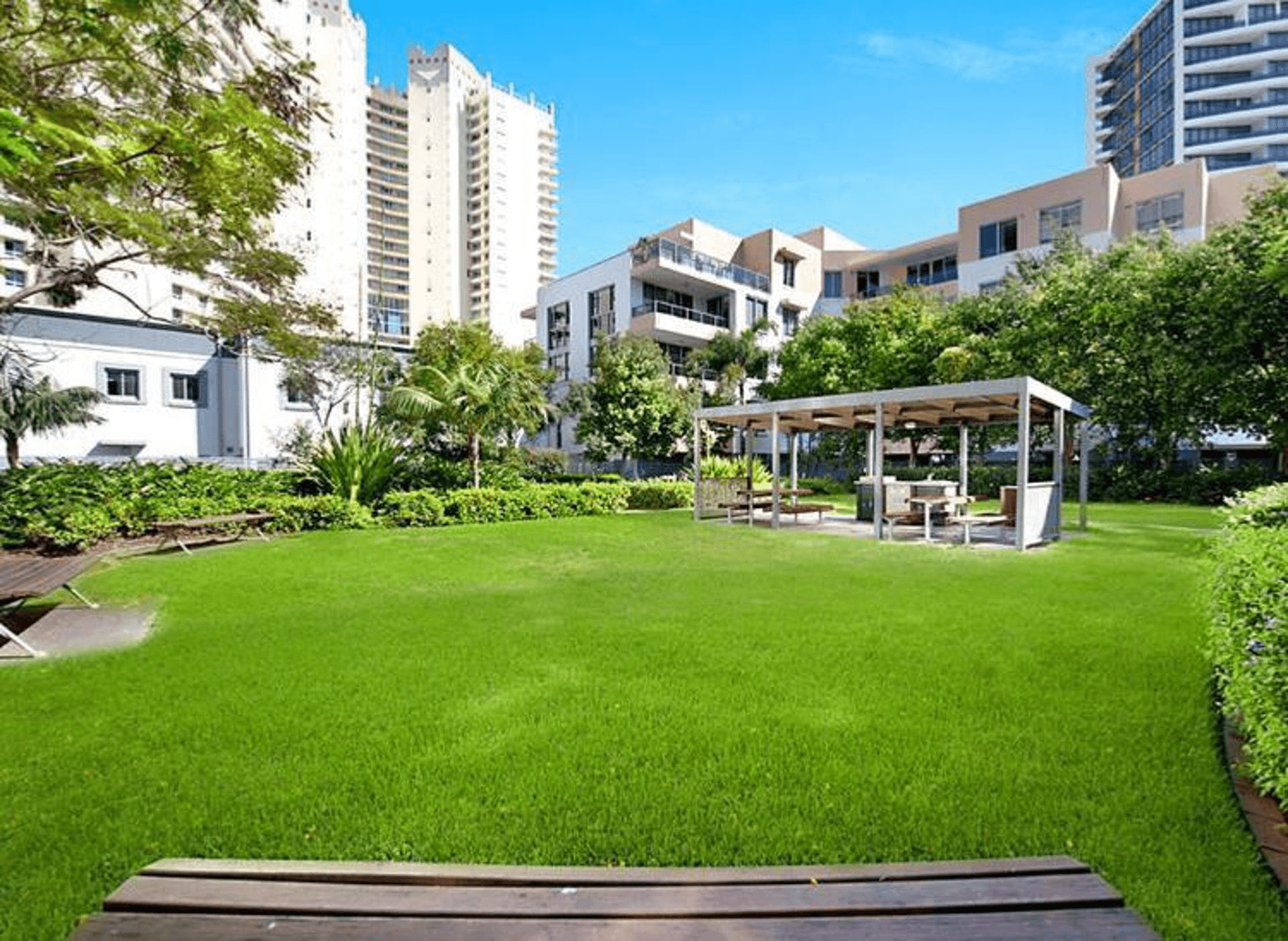 215/60 Brighton Parade, Southport, QLD 4215