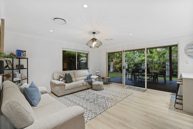 4 Stingray Crescent, Burleigh Waters, QLD 4220