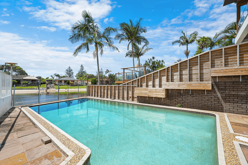 2A Rosemont Avenue, BROADBEACH WATERS, QLD 4218