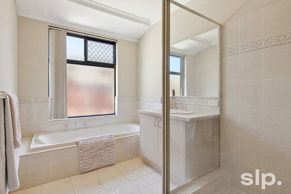 12 Grasshill Grange, Halls Head, WA 6210