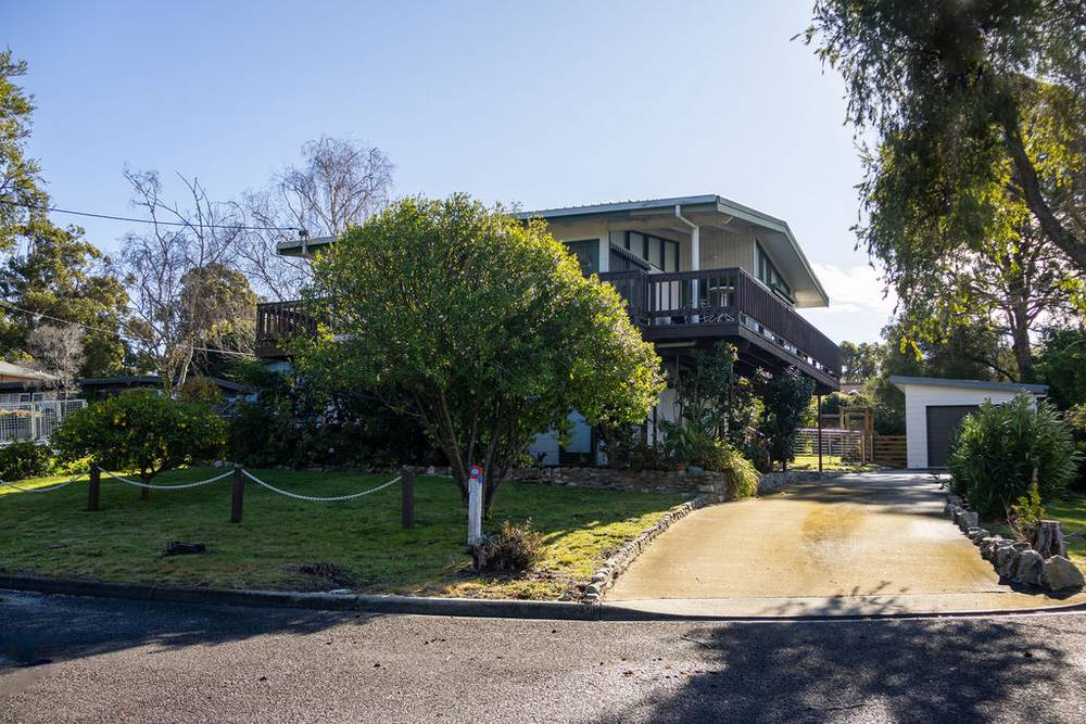 9 Howden Court, MALLACOOTA, VIC 3892