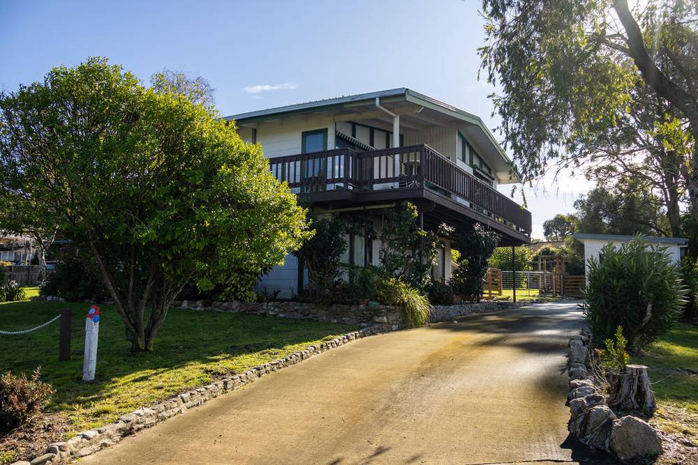 9 Howden Court, MALLACOOTA, VIC 3892