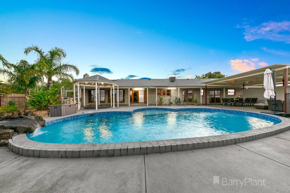 60 Earlston Circuit, Cranbourne, VIC 3977