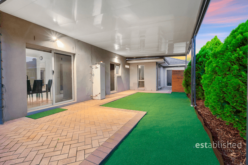 11 Springbrook Place, SANCTUARY LAKES, VIC 3030