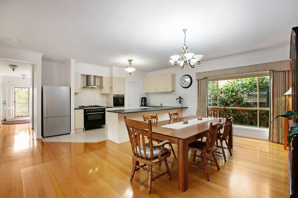 16 Symon Crescent, GREENSBOROUGH, VIC 3088