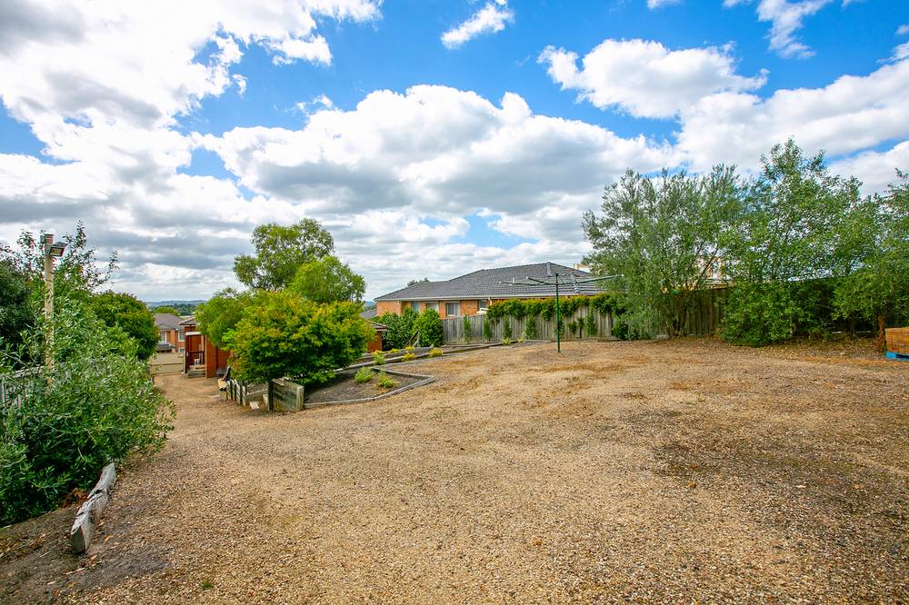 16 Symon Crescent, GREENSBOROUGH, VIC 3088