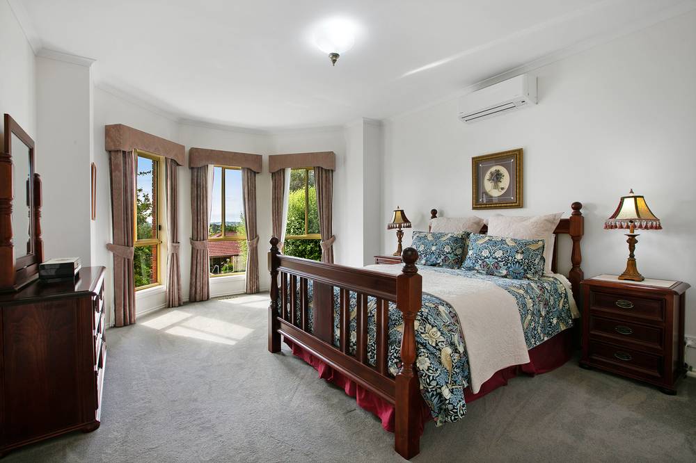 16 Symon Crescent, GREENSBOROUGH, VIC 3088