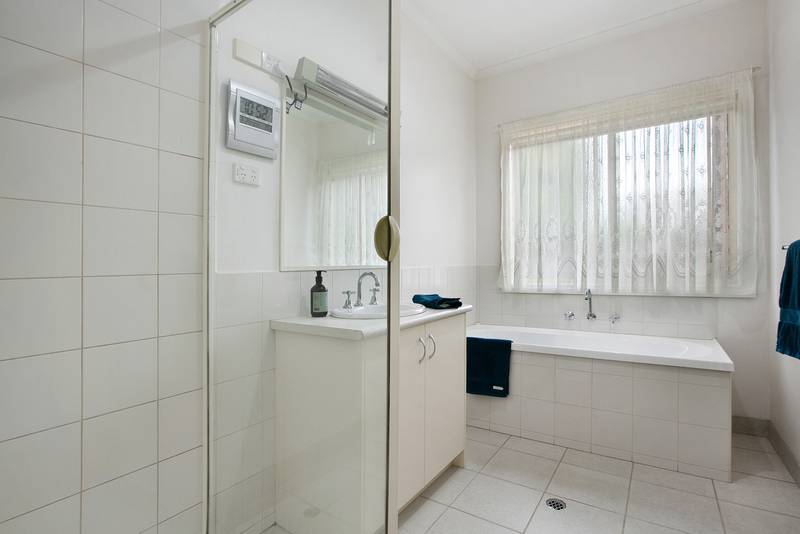 16 Symon Crescent, GREENSBOROUGH, VIC 3088