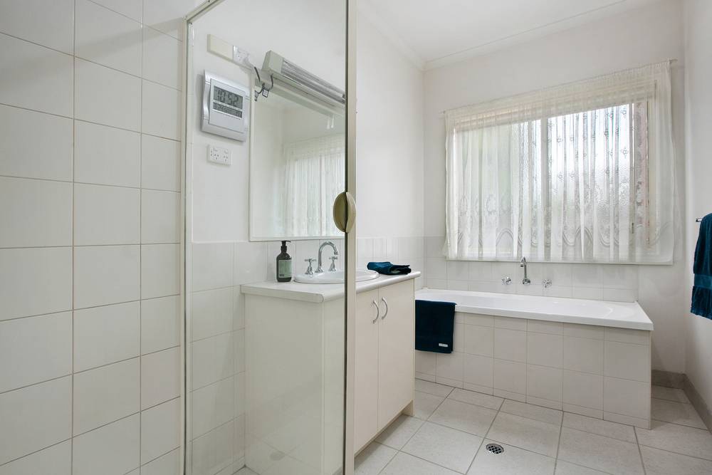 16 Symon Crescent, GREENSBOROUGH, VIC 3088