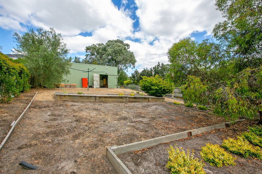 16 Symon Crescent, GREENSBOROUGH, VIC 3088