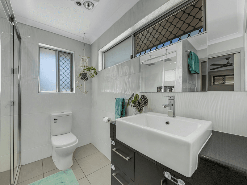 14 Buchanen Street, BOYNE ISLAND, QLD 4680