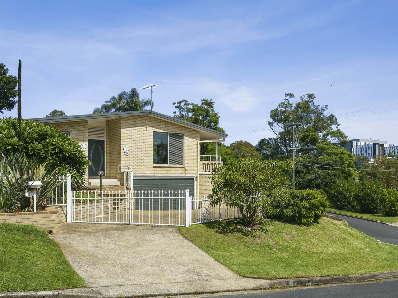 1 Bimbadeen Crescent, FRENCHS FOREST, NSW 2086