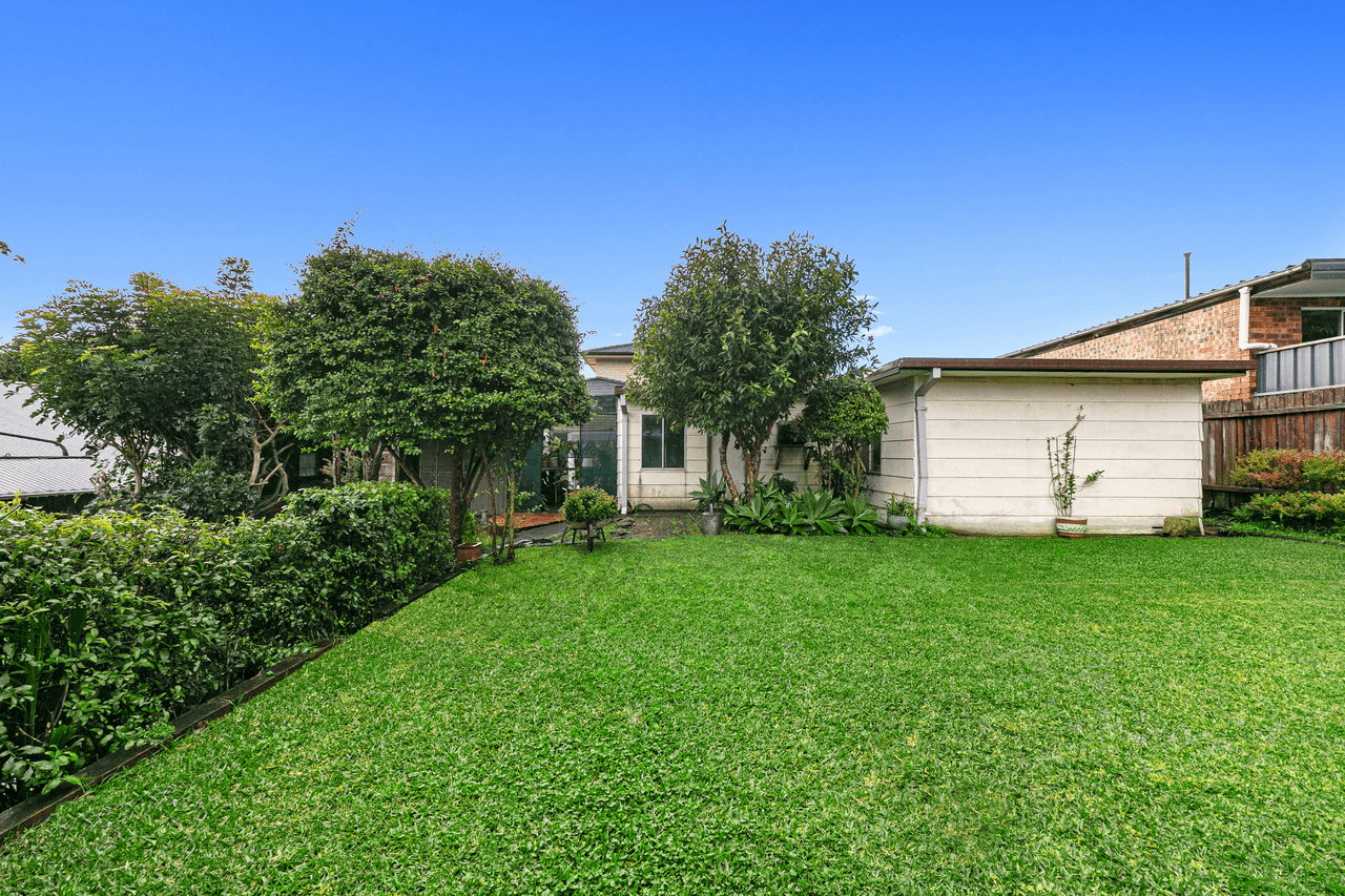 12 Florence Avenue, POINT FREDERICK, NSW 2250