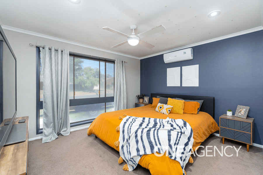 1 TELOPEA CRESCENT, LAKE ALBERT, NSW 2650