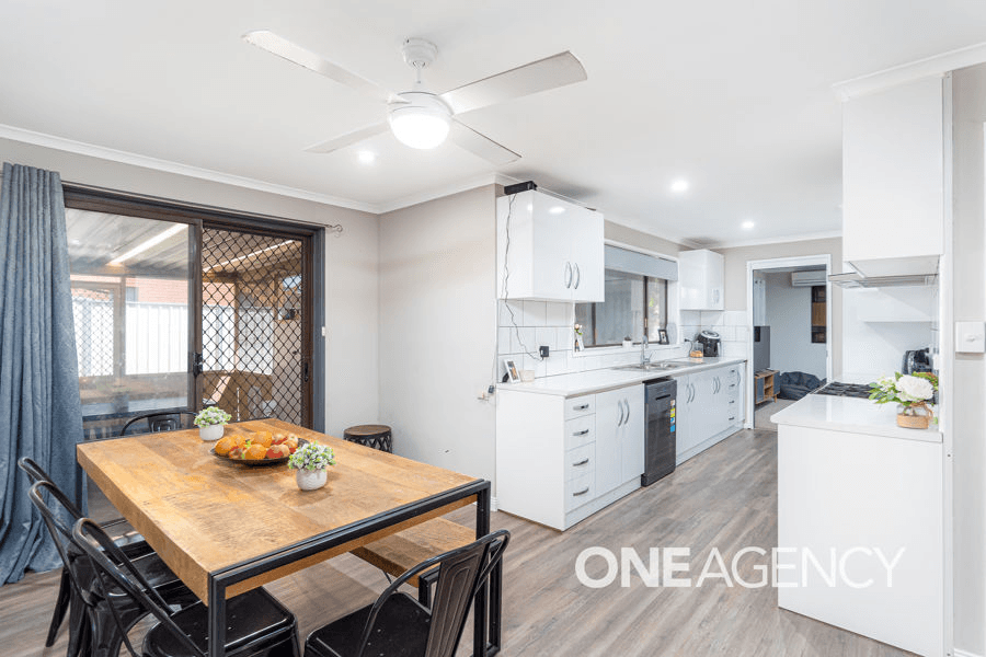 1 TELOPEA CRESCENT, LAKE ALBERT, NSW 2650