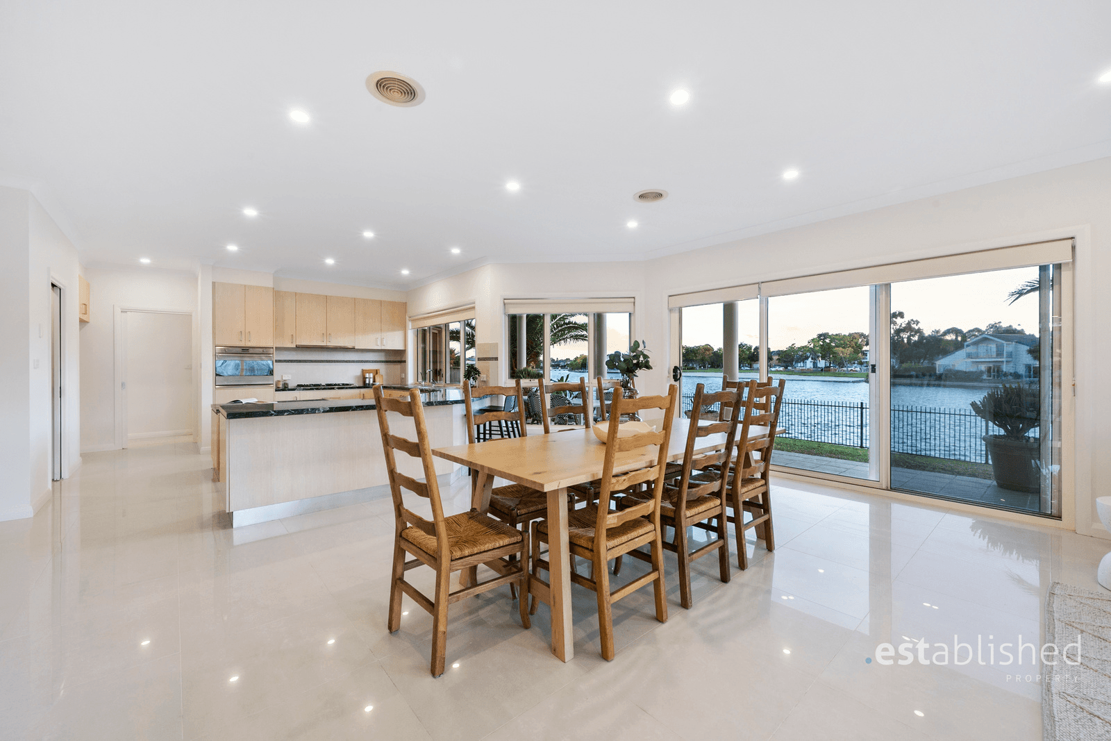 8 Panorama Way, SANCTUARY LAKES, VIC 3030