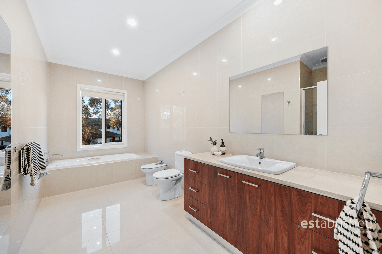 8 Panorama Way, SANCTUARY LAKES, VIC 3030