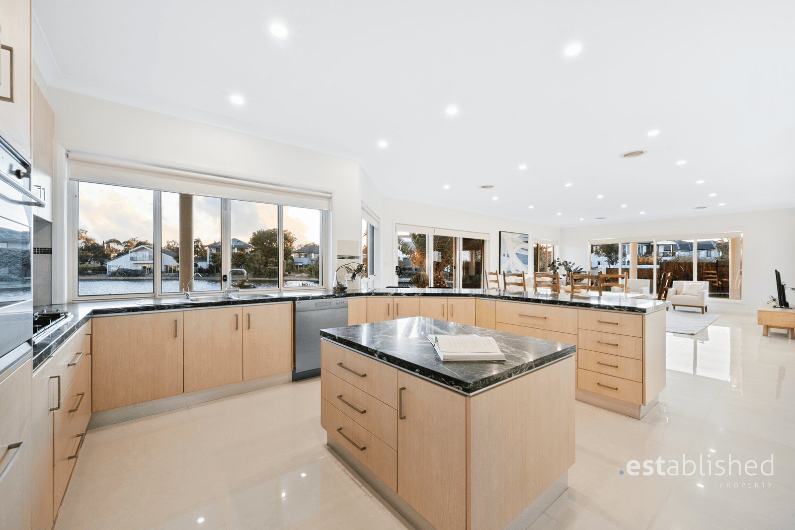 8 Panorama Way, SANCTUARY LAKES, VIC 3030