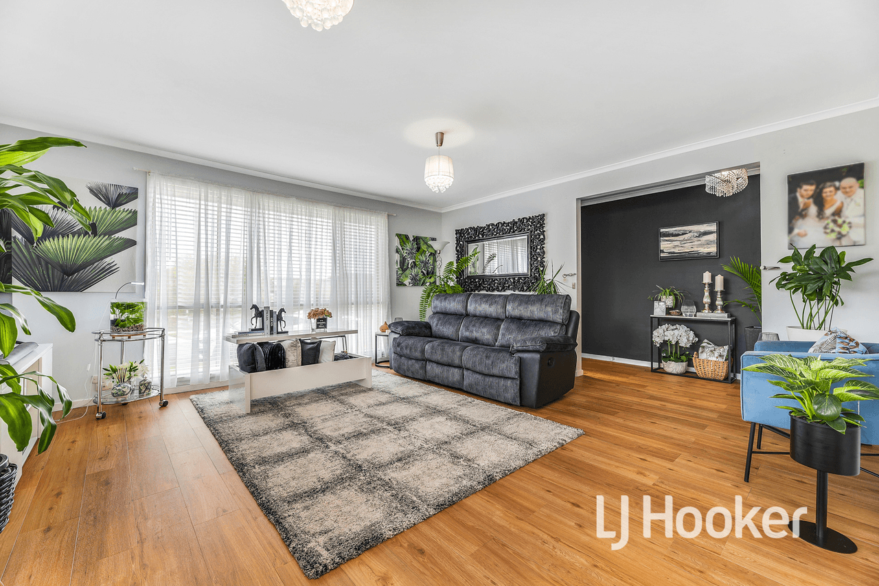 2/2 Joseph Banks Crescent, CRANBOURNE, VIC 3977