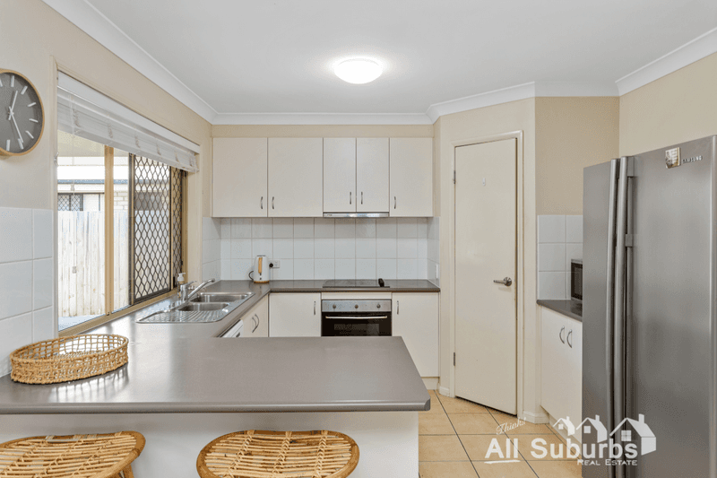 37 Lockyer Place, CRESTMEAD, QLD 4132