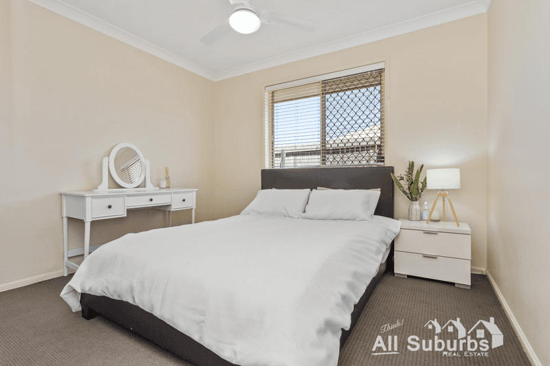 37 Lockyer Place, CRESTMEAD, QLD 4132