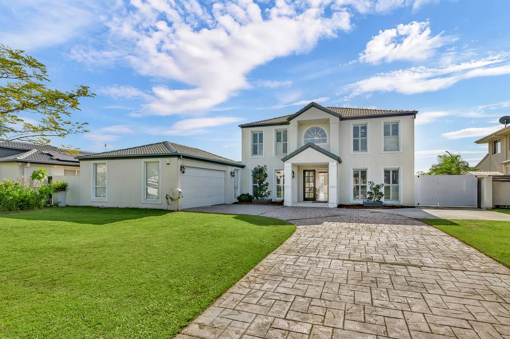 16 Parkwater Point, HELENSVALE, QLD 4212
