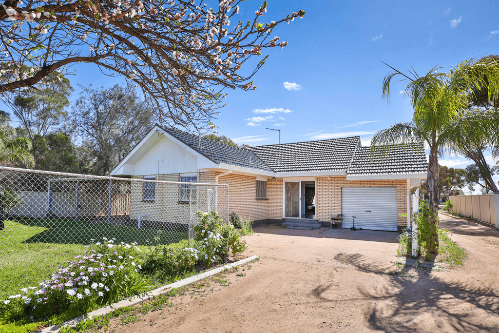 574 DEAKIN Avenue, MILDURA, VIC 3500