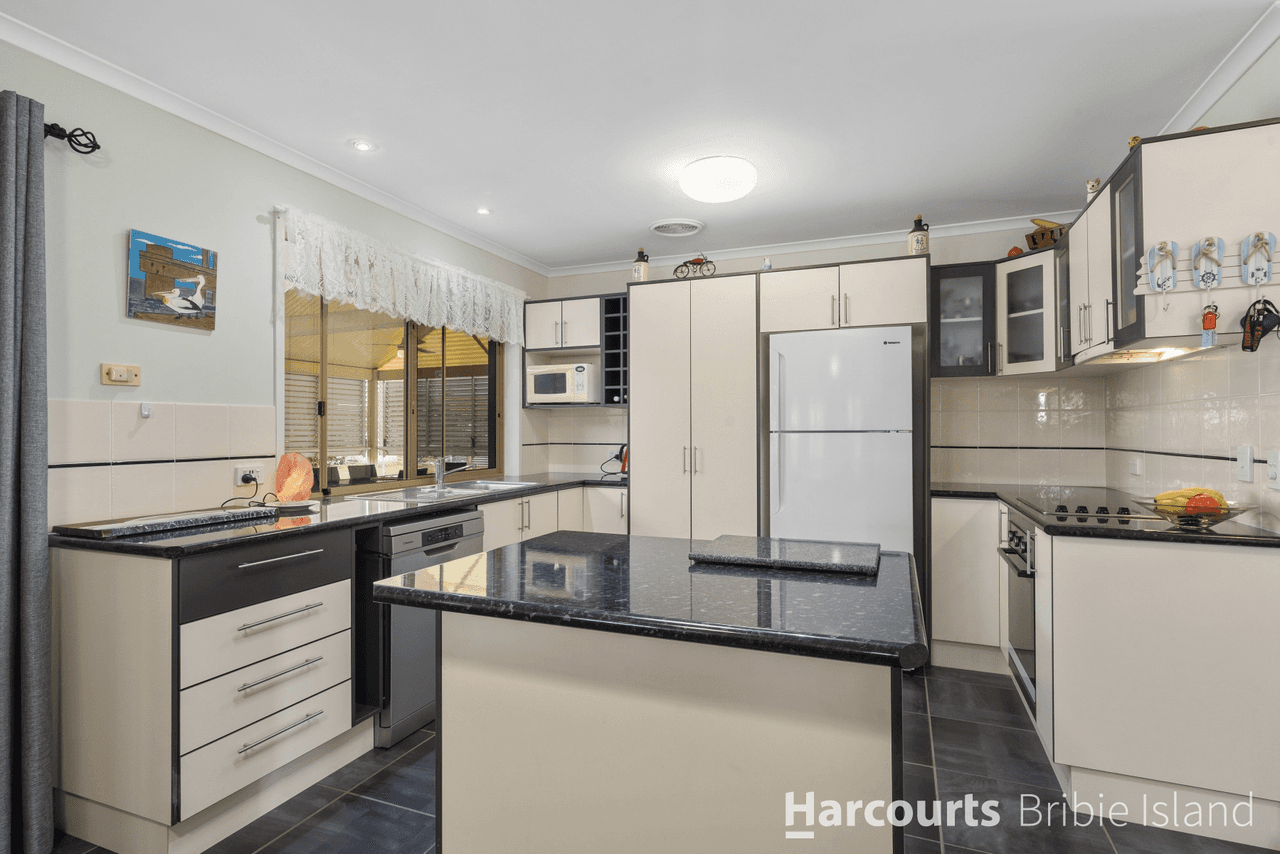 84 Bestmann Rd East, SANDSTONE POINT, QLD 4511