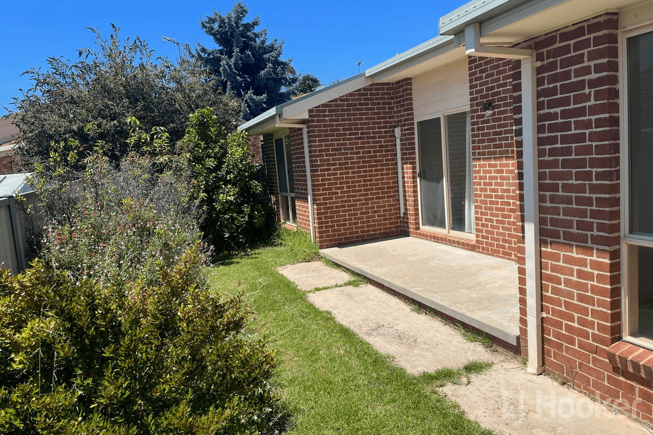 2/13 Chardonay Place, QUEANBEYAN WEST, NSW 2620