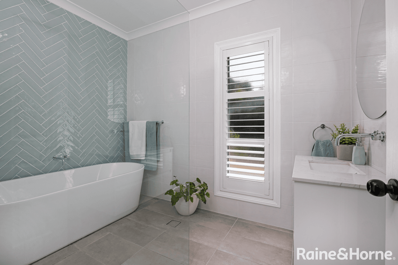 3 Gordon Close, KOORINGAL, NSW 2650