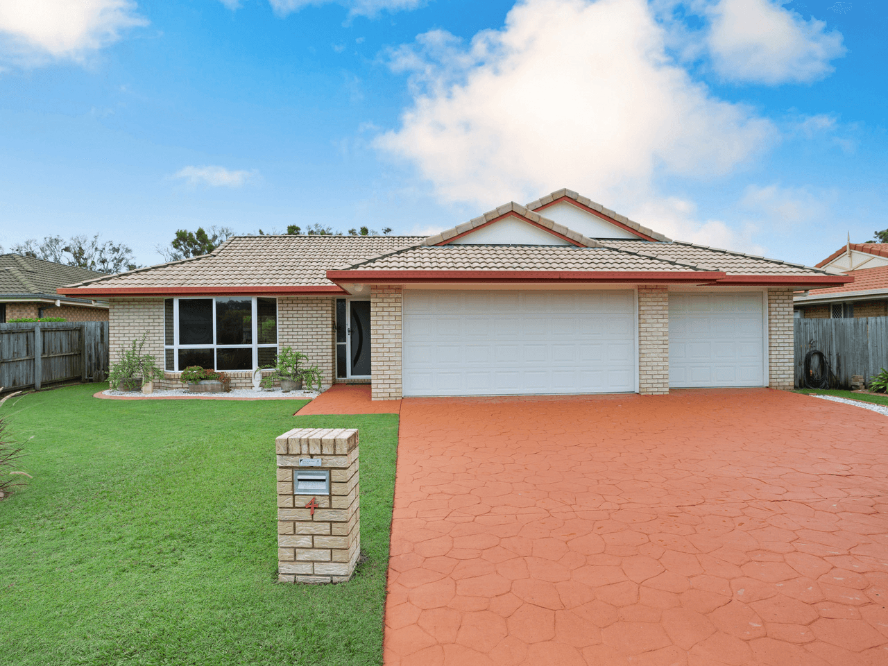 4 Smout Ct, Sandstone Point, QLD 4511