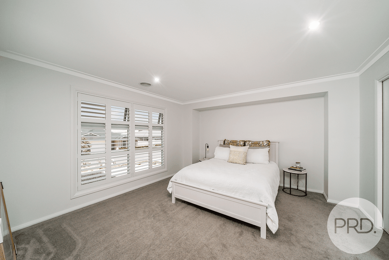 70 Coppabella Drive, GOBBAGOMBALIN, NSW 2650