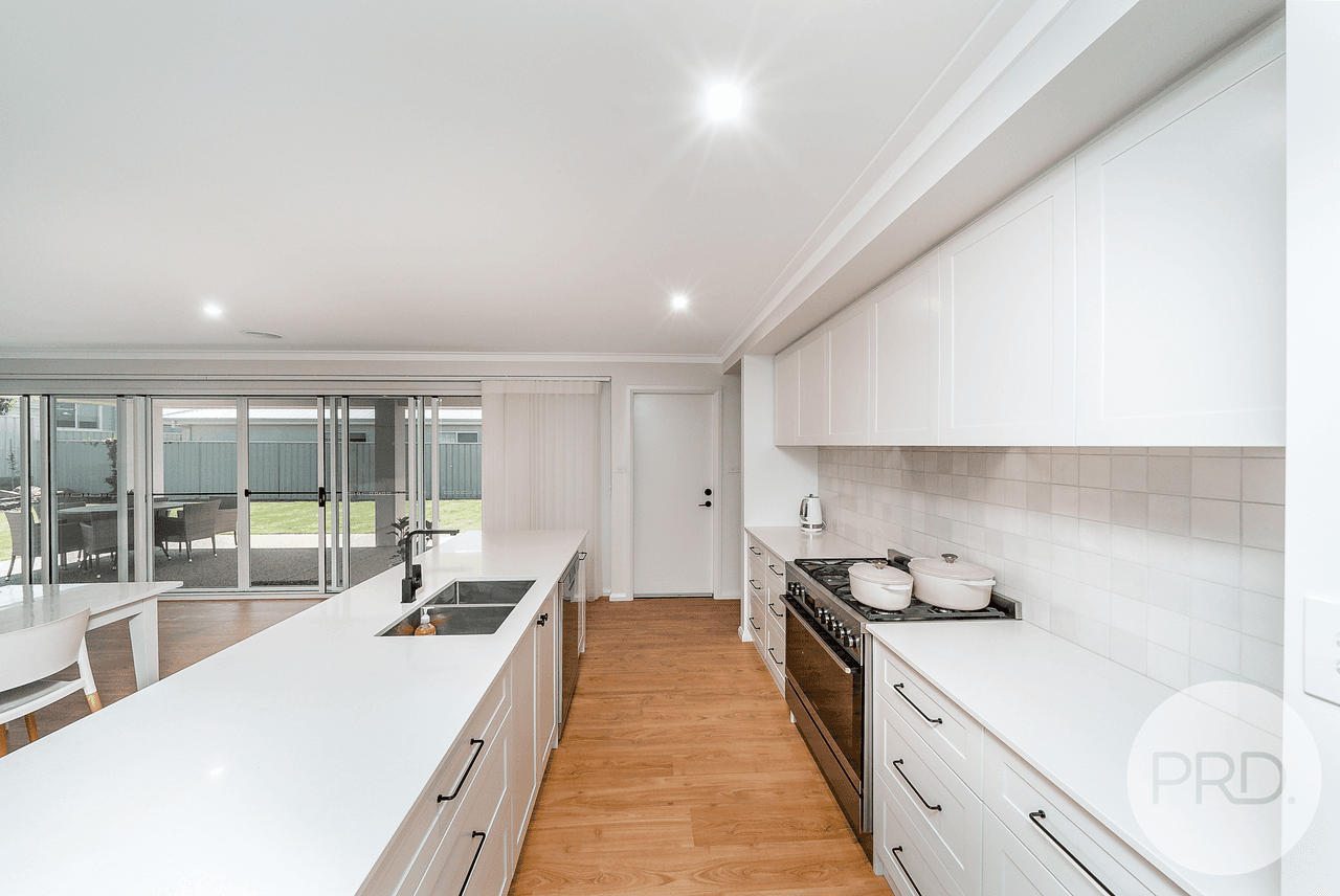 70 Coppabella Drive, GOBBAGOMBALIN, NSW 2650