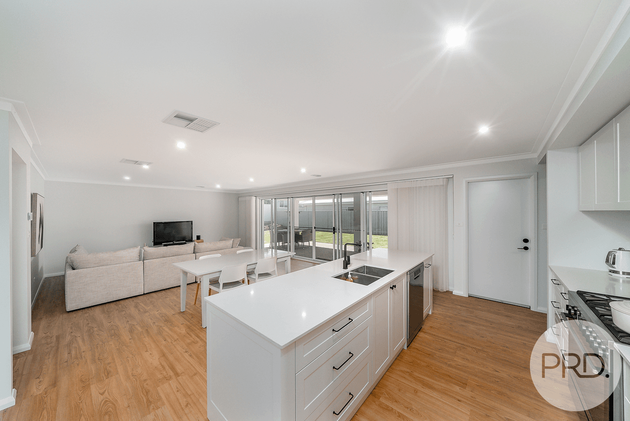 70 Coppabella Drive, GOBBAGOMBALIN, NSW 2650