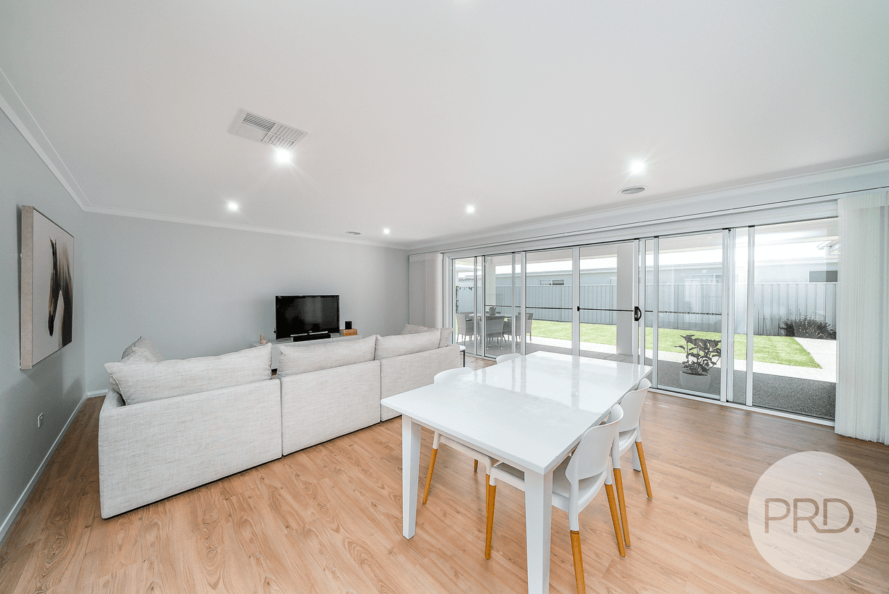 70 Coppabella Drive, GOBBAGOMBALIN, NSW 2650